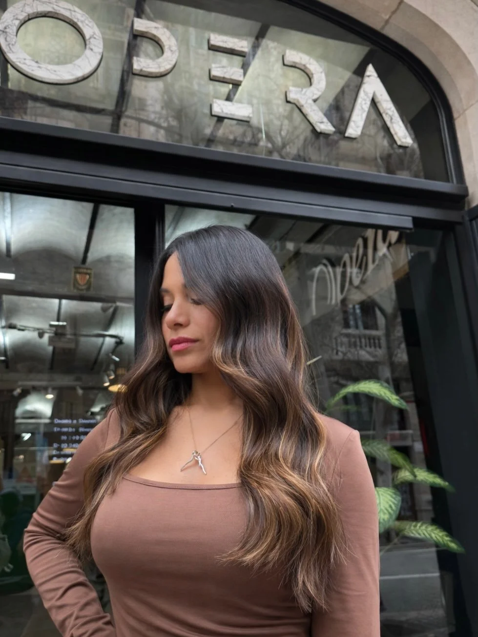 Devolverle la vida al cabello sin borrar su historia.
M&aacute;s brillo, m&aacute;s movimiento, m&aacute;s salud ✨

📍 Opera Lounge Barcelona
🔗 Reserva en el link del perfil

#OperaLoungeBarcelona
#HairTransformation
#HealthyHair
#BarcelonaHair
#pro