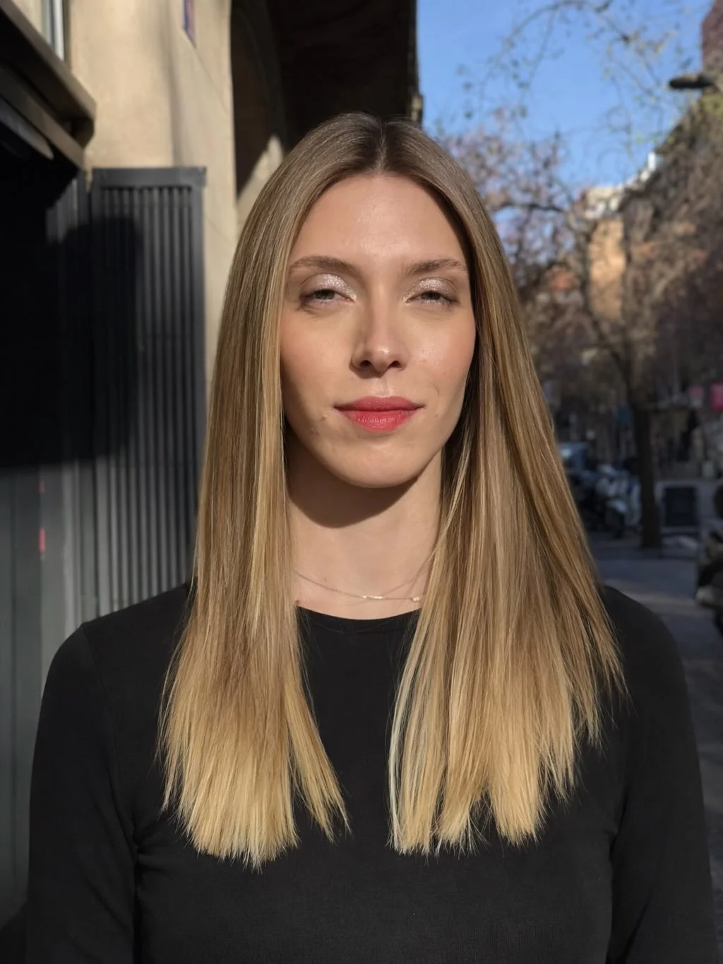 Cabello que se mueve, color que respira y un corte que habla por s&iacute; solo.
✨ Natural, pulido y sin artificios.

📍 Opera Lounge Barcelona
🔗 Reserva en el link del perfil