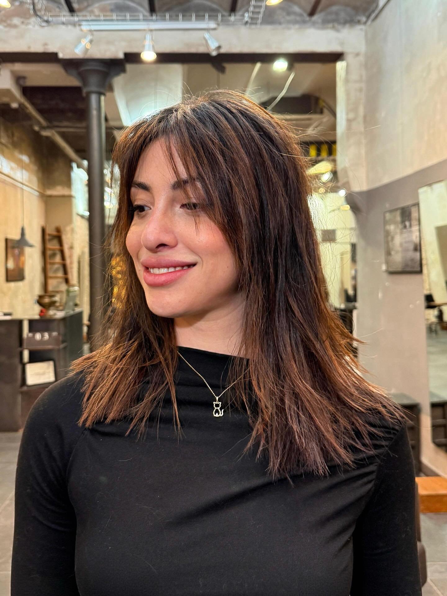 ✨ Natural, sofisticado y sin esfuerzo.
Un corte que enmarca el rostro, aporta movimiento y realza la belleza real, sin artificios.
Porque el lujo tambi&eacute;n es sentirse t&uacute; misma 💫✂️

📍 Opera Lounge Barcelona
📲 Reserva tu cita desde el l