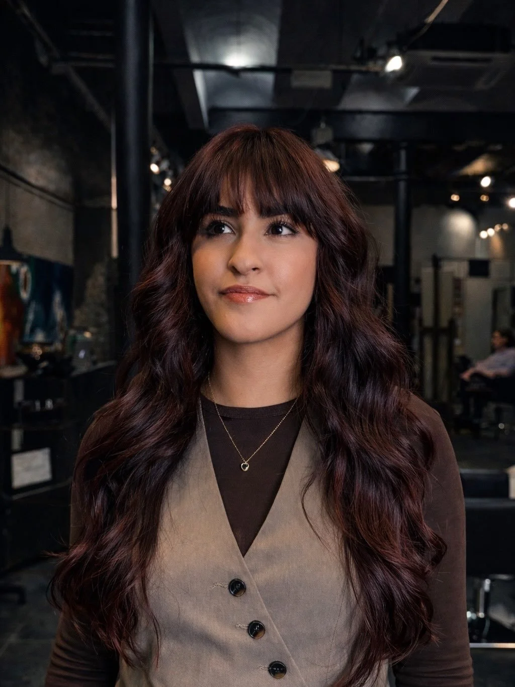 Mismo color.
Mismo d&iacute;a.
Distinta luz. Distinta sensaci&oacute;n.

Los Pure Pigments de Goldwell &mdash; violeta, azul y rojo &mdash; hacen que Plum After Dark se transforme seg&uacute;n la luz y el entorno.

Ah&iacute; est&aacute; la magia del