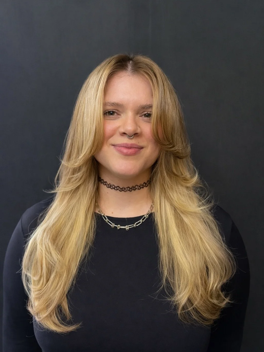 ✨ La belleza empieza antes de la transformaci&oacute;n&hellip;

Un buen resultado no empieza con el color.
Empieza con el corte perfecto, la forma y el movimiento del cabello.

Hoy te mostramos el punto de partida.

Ma&ntilde;ana&hellip; ver&aacute;s