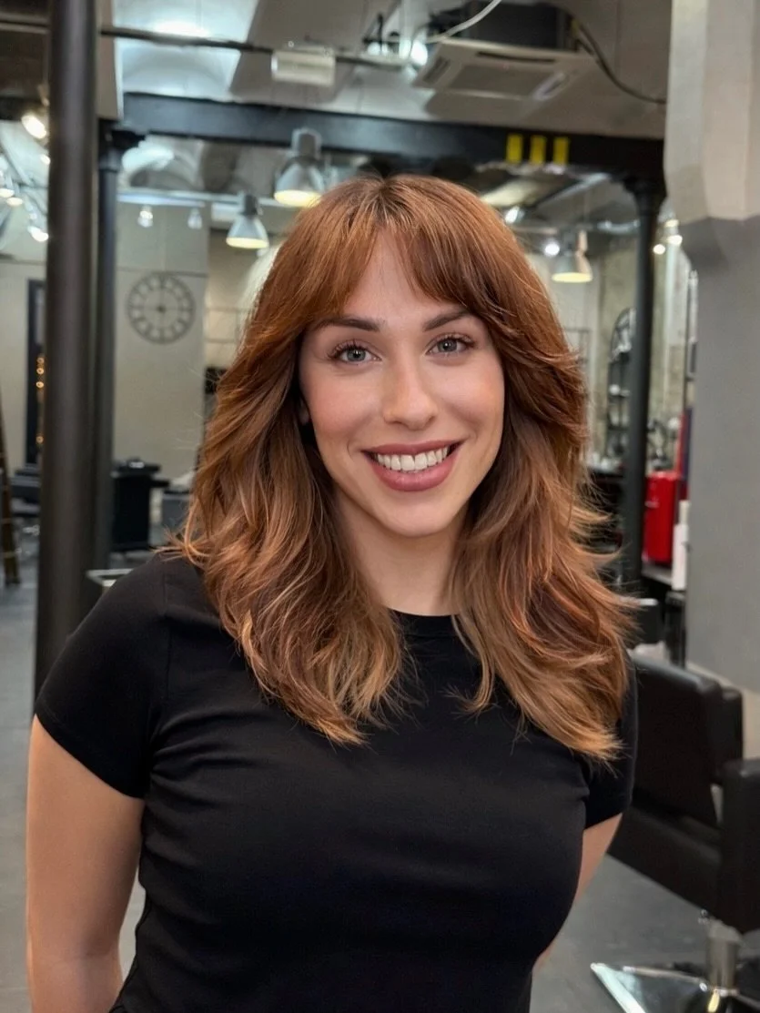 Este tipo de cabello no se consigue por casualidad&hellip;

Se consigue con t&eacute;cnica,
con visi&oacute;n,
y sobre todo&hellip; sabiendo lo que NO hay que hacer.

Porque no es solo aclarar👇
Es colocar el color donde realmente favorece.

No es so
