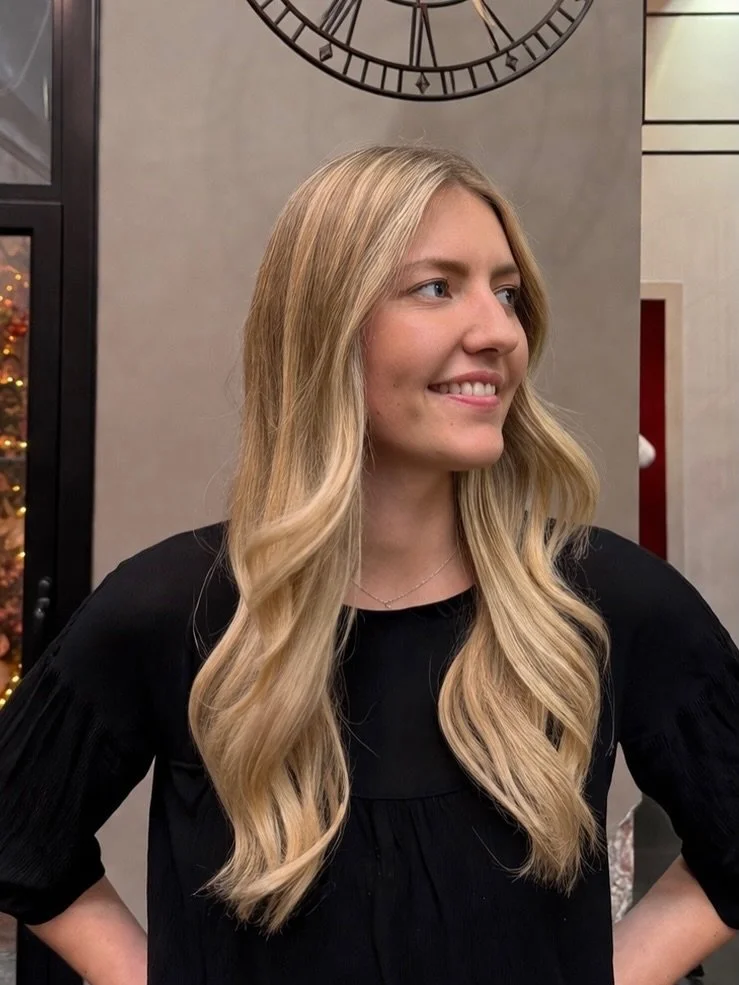 ✨ De natural a luminoso.

Un rubio beige perfectamente equilibrado, con reflejos suaves que aportan luz sin perder naturalidad.
Trabajamos la dimensi&oacute;n para conseguir un resultado elegante, duradero y f&aacute;cil de mantener.

Porque el verda