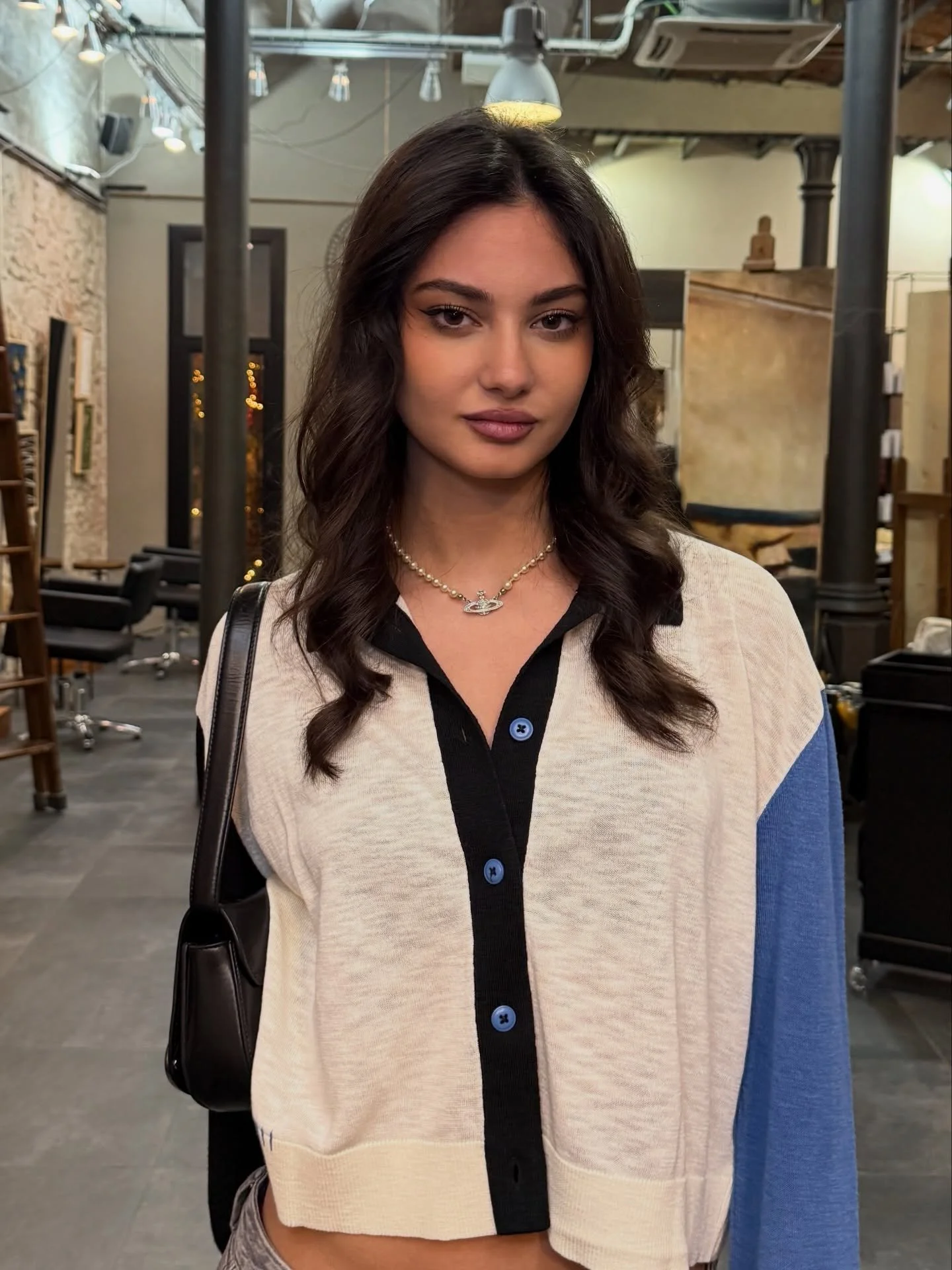 L&iacute;neas suaves, movimiento natural y un color que aporta profundidad y luz ✨

El equilibrio perfecto entre elegancia y naturalidad.

 Opera Lounge Barcelona
🔗 Reserva en el link en la bio

#OperaLoungeBarcelona
#CabelloOscuro
#BrunetteHair
#Ha