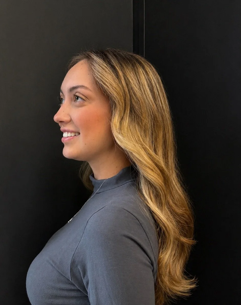 ✨ Luz, movimiento y un rubio que habla por s&iacute; solo.
Un color trabajado al detalle para conseguir dimensi&oacute;n, brillo y naturalidad en cada mech&oacute;n.

No es solo un rubio&hellip; es equilibrio entre t&eacute;cnica y estilo.

En &Oacut