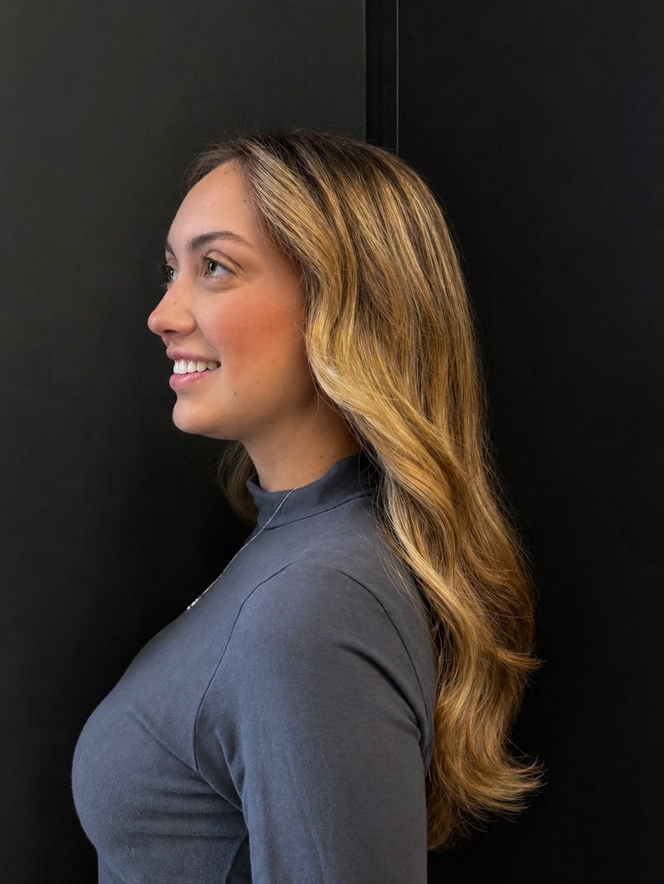 ✨ Luz, movimiento y un rubio que habla por s&iacute; solo.
Un color trabajado al detalle para conseguir dimensi&oacute;n, brillo y naturalidad en cada mech&oacute;n.

No es solo un rubio&hellip; es equilibrio entre t&eacute;cnica y estilo.

En &Oacut