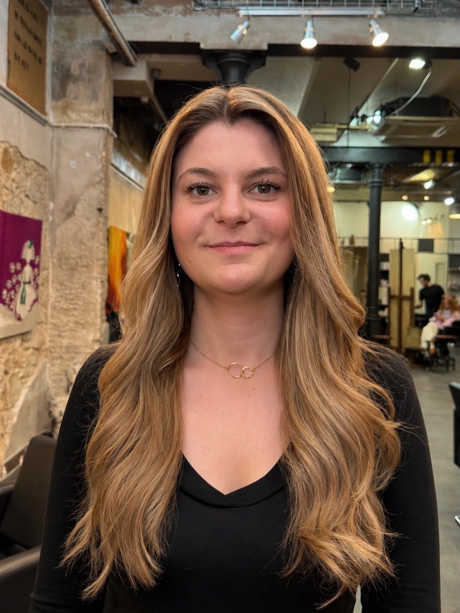 ✨ A veces no necesitas un cambio radical&hellip; necesitas devolverle la vida a tu cabello.

Trabajamos una hidrataci&oacute;n profunda para recuperar brillo y suavidad, pulimos puntas y dimos forma con un peinado que realza el movimiento natural.

E