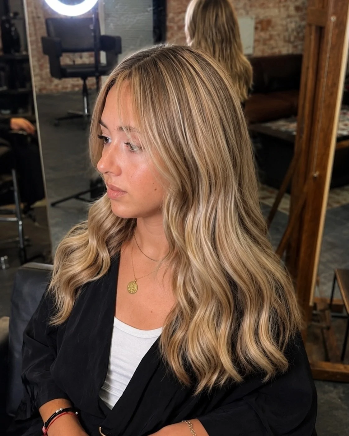✨ Un balayage mucho m&aacute;s delicado, luminoso y natural ✨

En este cambio trabajamos una transici&oacute;n m&aacute;s suave desde la ra&iacute;z, aportando dimensi&oacute;n, brillo y un rubio beige mucho m&aacute;s elegante y armonioso 🤍

El res