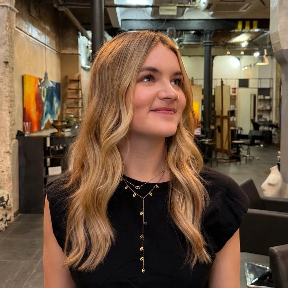✨ M&aacute;s luz, m&aacute;s dimensi&oacute;n y un rubio mucho m&aacute;s elegante ✨

En este cambio trabajamos un balayage m&aacute;s suave y luminoso, creando una transici&oacute;n mucho m&aacute;s natural desde la ra&iacute;z y aportando movimient