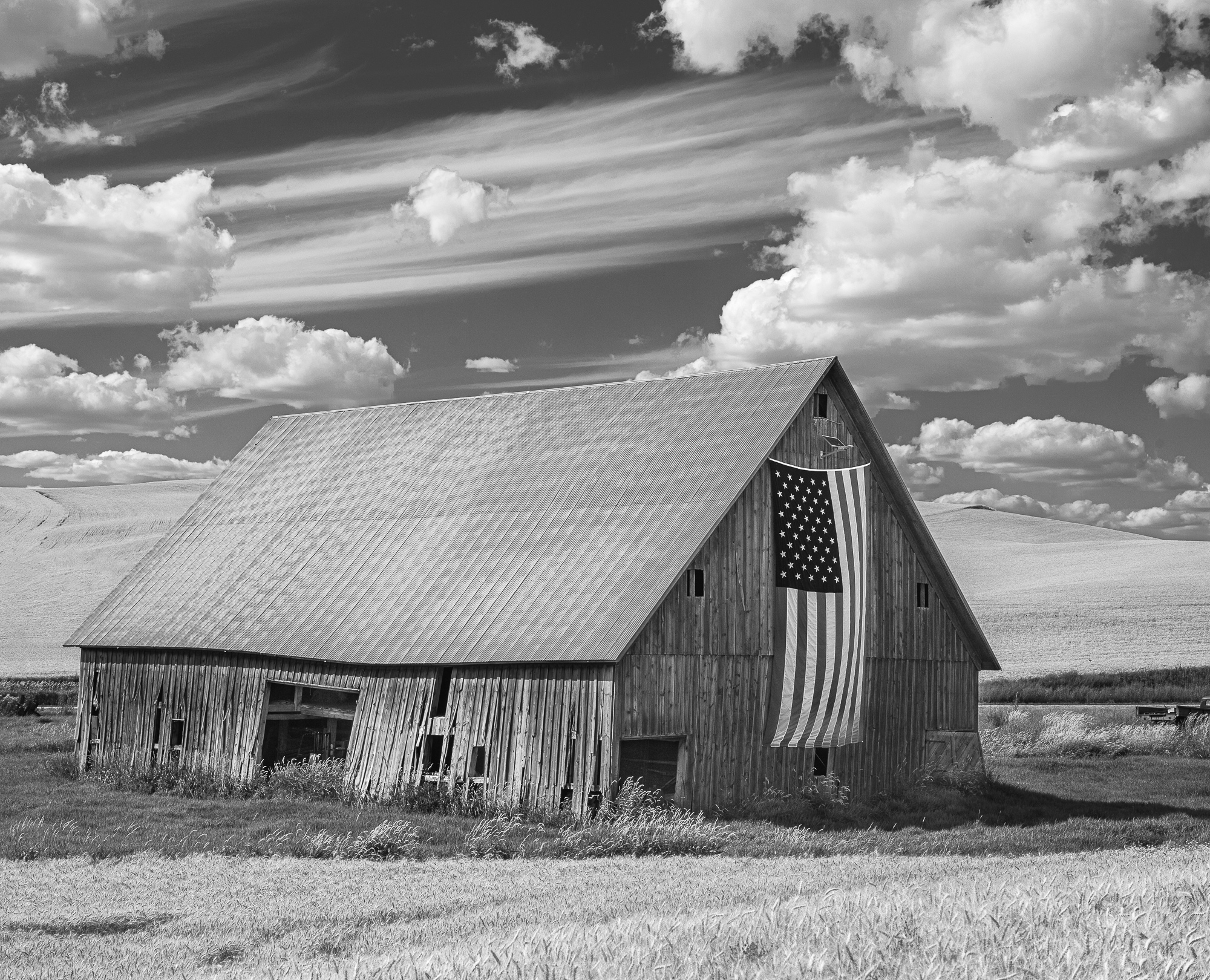 palouse barn with flag bw.JPG