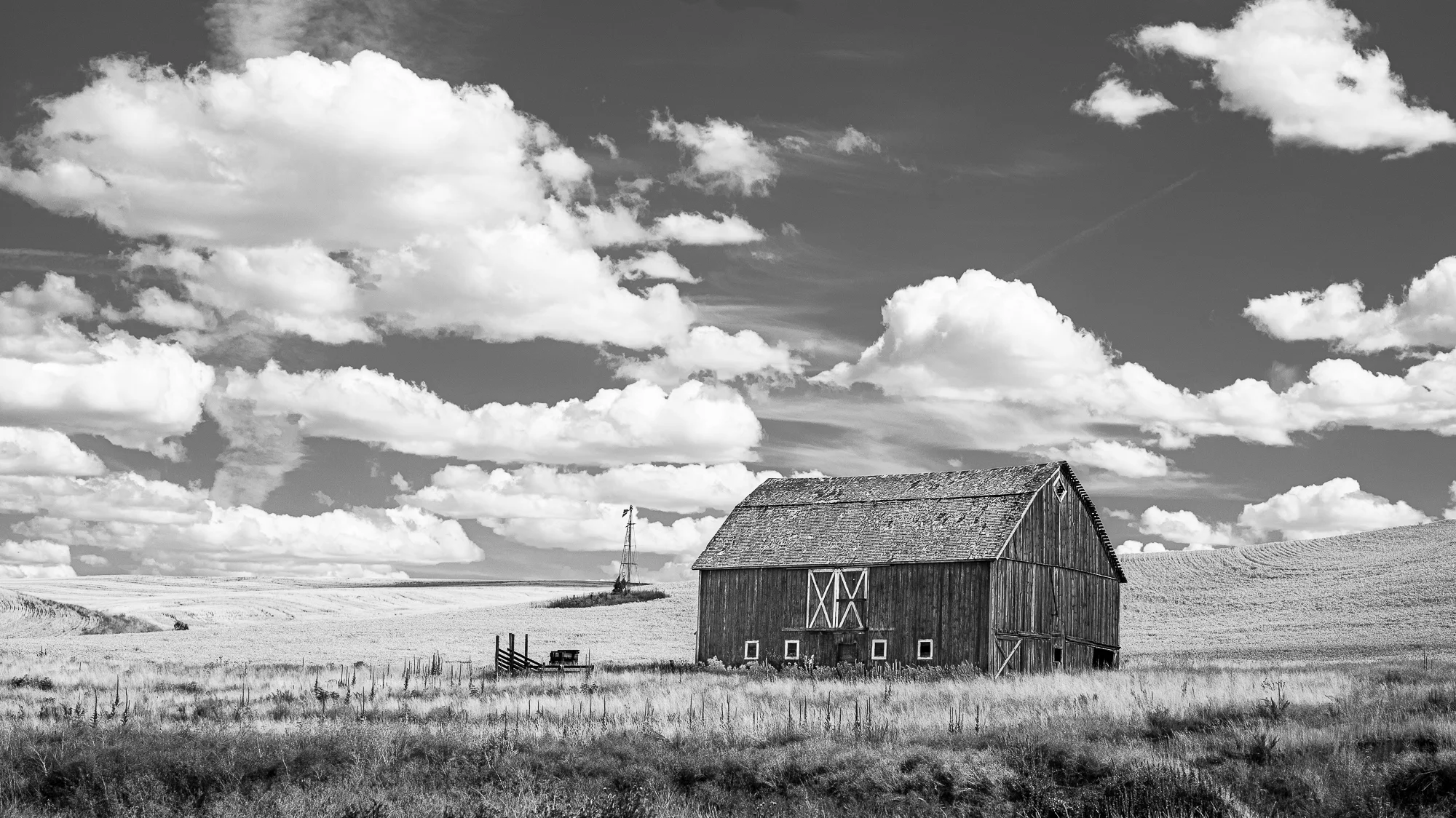 palouse barn bw.JPG