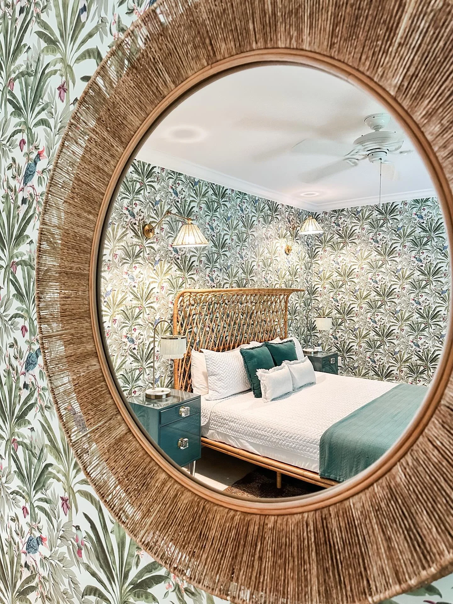 I&rsquo;ll be seeing this #airbnb in my dreams for the rest of my life 🌊
#nassaubahamas #emeraldwaves #islandtimes #bahamablue #traveldreams