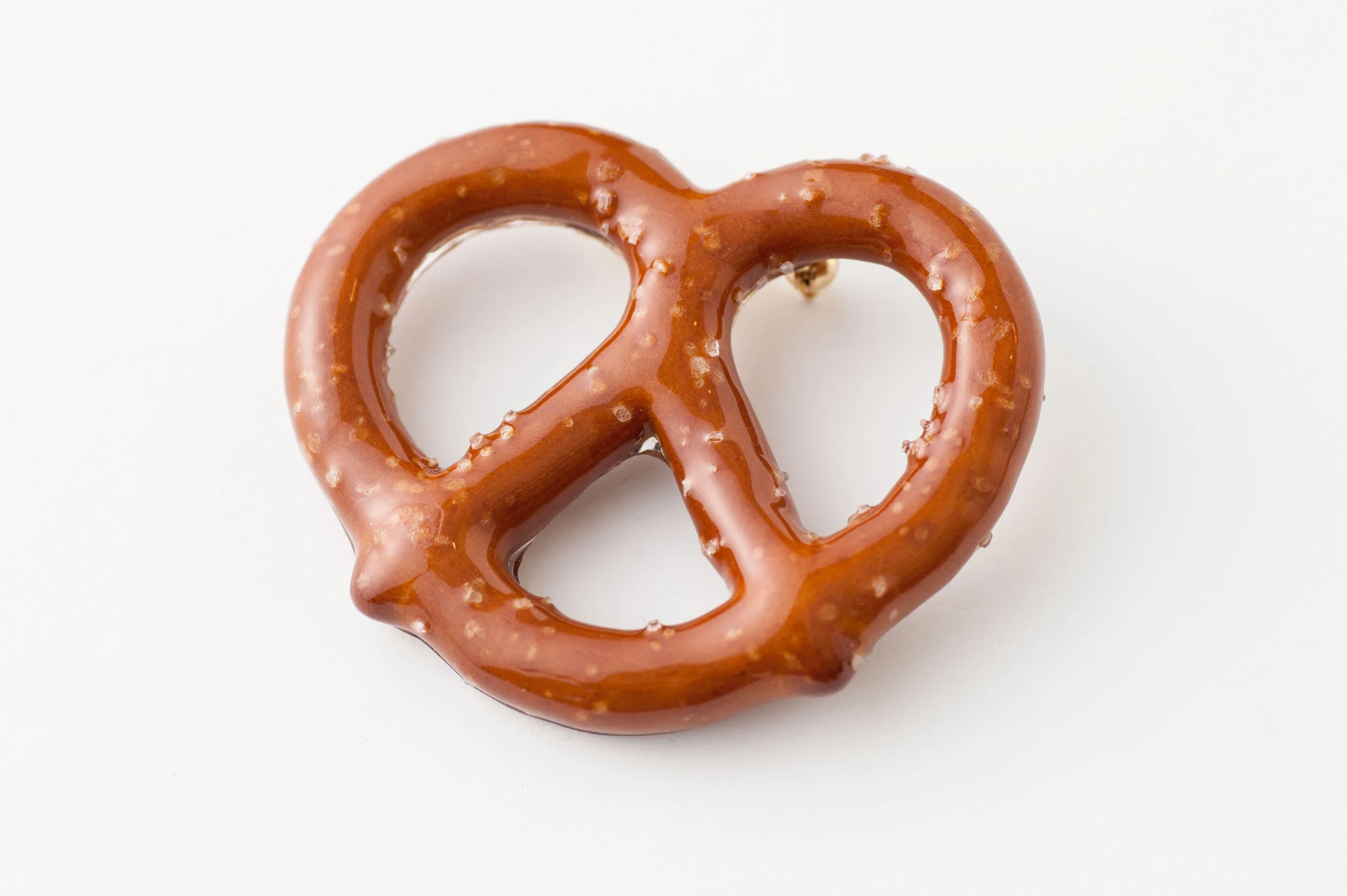 04_1darkprezelsbrooch.jpg