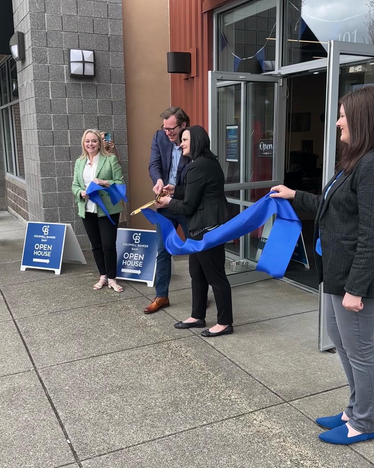 Congrats to @emma_nolan_realtor and the whole team at @cbbainmillcreek and @cbbainedmonds for the opening of the brand new (and super fancy) office in Mill Creek! 
We are at the heart of Snohomish County Real Estate and open for business. 

#coldwell