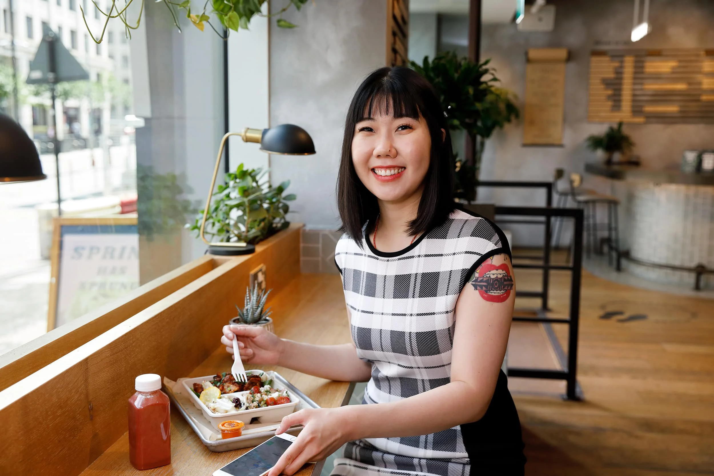women_in_a_cafe.jpg