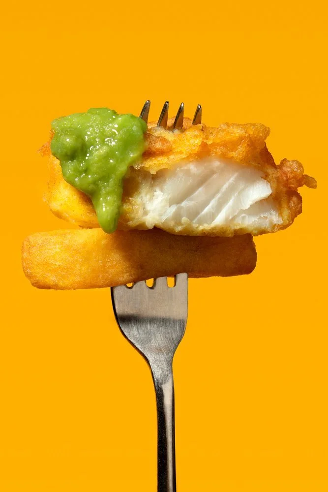 Fish+and+chips+with+musy+peas+on+fork.jpeg