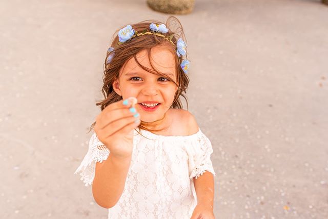 Hunting sea shells by the seashore is the best 🐚 ⠀⠀⠀⠀⠀⠀⠀⠀⠀
.⠀⠀⠀⠀⠀⠀⠀⠀⠀
.⠀⠀⠀⠀⠀⠀⠀⠀⠀
.⠀⠀⠀⠀⠀⠀⠀⠀⠀ #bradentonmaternityphotographer ⠀⠀⠀⠀⠀⠀⠀⠀⠀
#tampabaymom #tbmg #bradentonfamilyphotographer #tampafamilyphotographer #thebloomforum #tampamoms #momsofsouthtamp