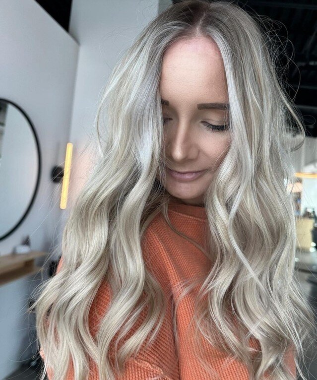 These warmer temps have us craving this beautiful summer blondes ☀️ ​​​​​​​​
Artist: Jamie​​​​​​​​
​​​​​​​​
#lovelandstylist #lovelandsalon #coloradosalon #nocoson #loveland #fortcollins #windsor #denver #chrislanesalonspa #cls #summerblonde #blondei