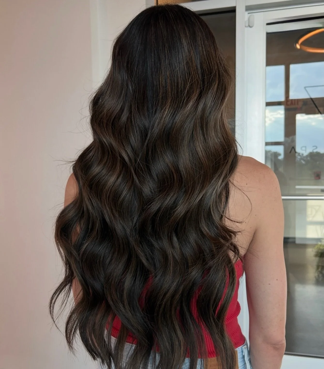 Moody brunette 🍫 
Highlights + Extensions 
Artist: Mari