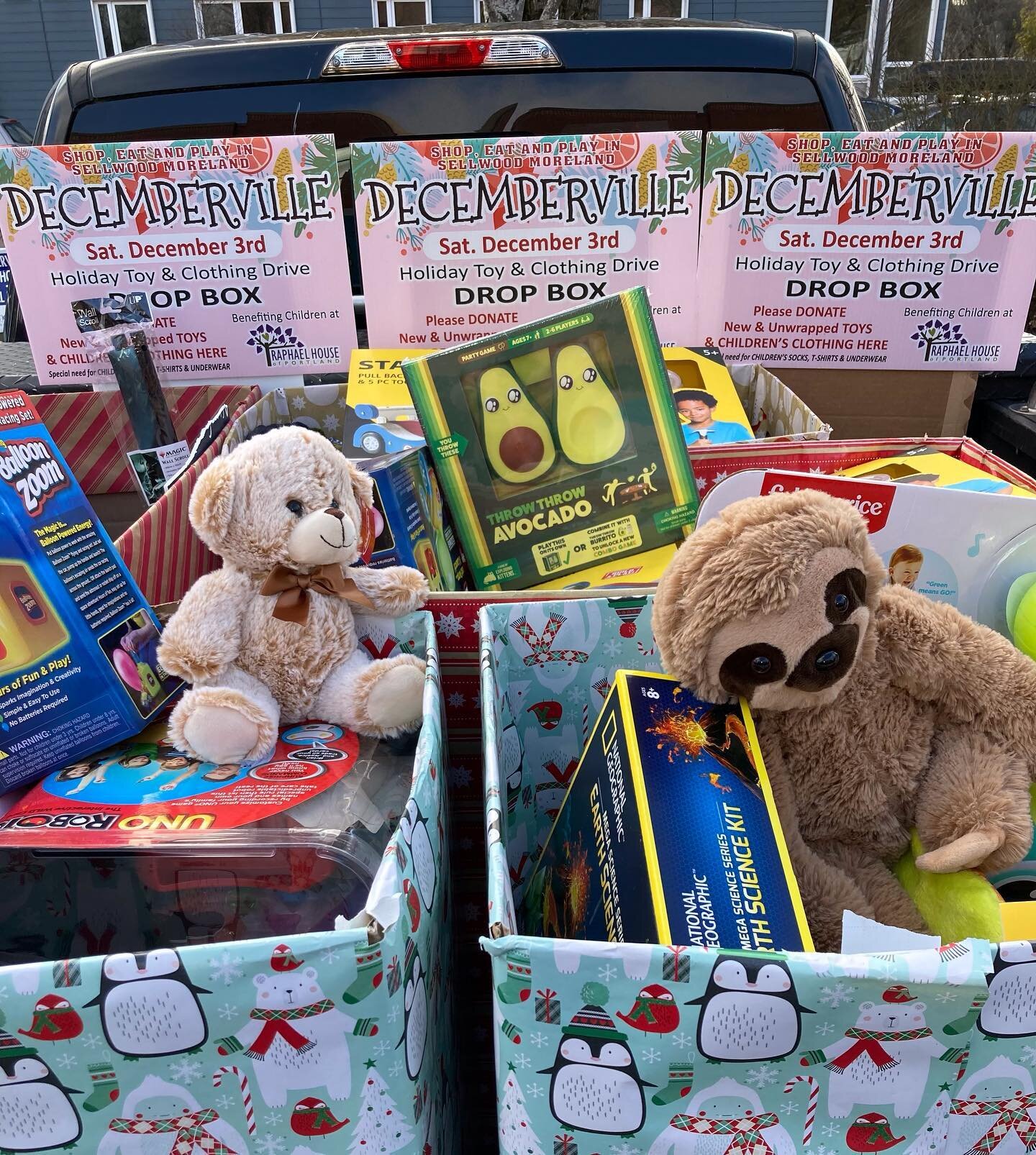 &hearts;️A pickup truck full of toys delivered to @raphaelhousepdx! Thank you everyone for your generosity!! &hearts;️🧸🚂 
#decemberville