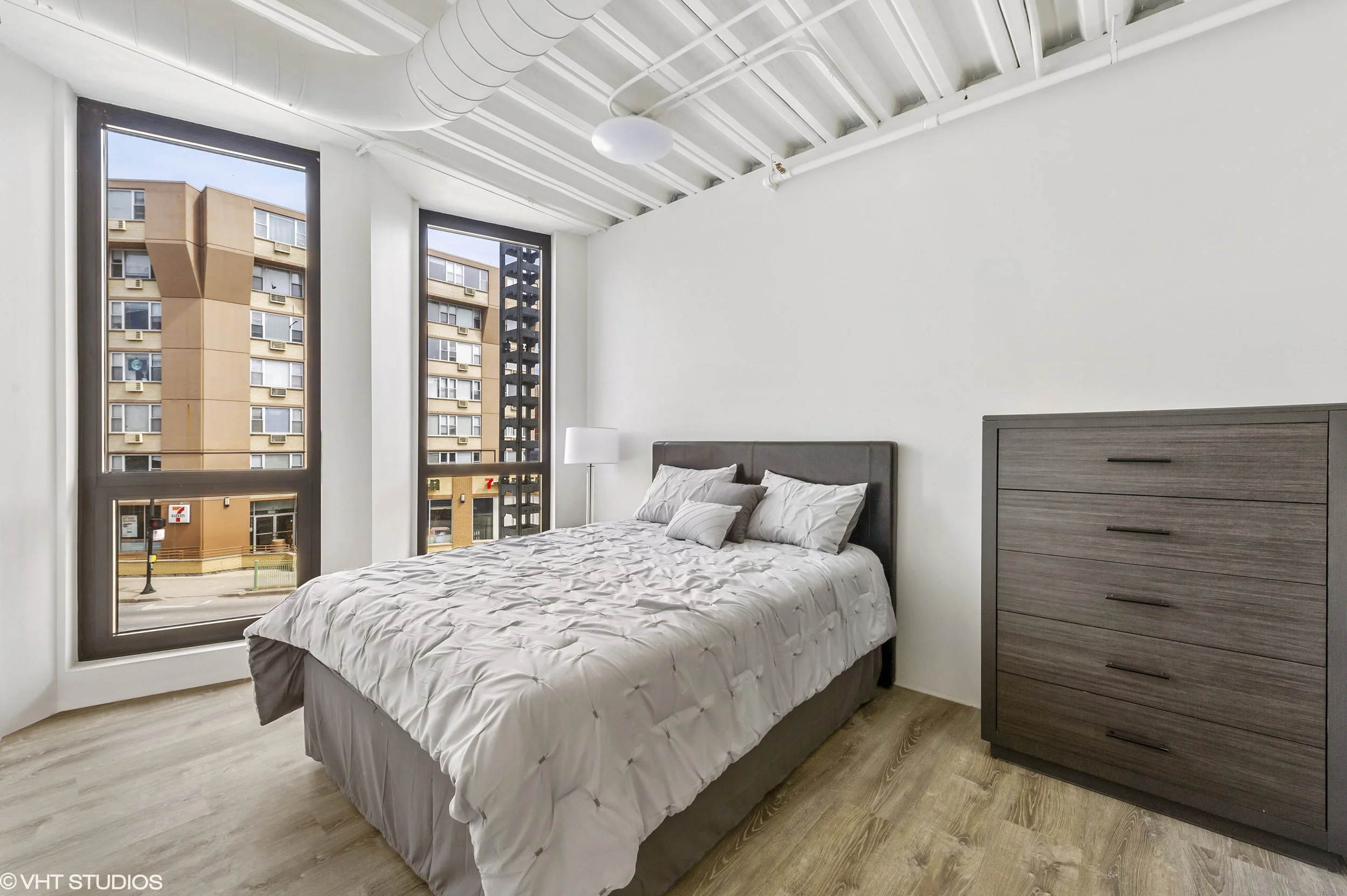 5529-08_1135WSheridanRd_207_14_MasterBedroom_HiRes.jpg