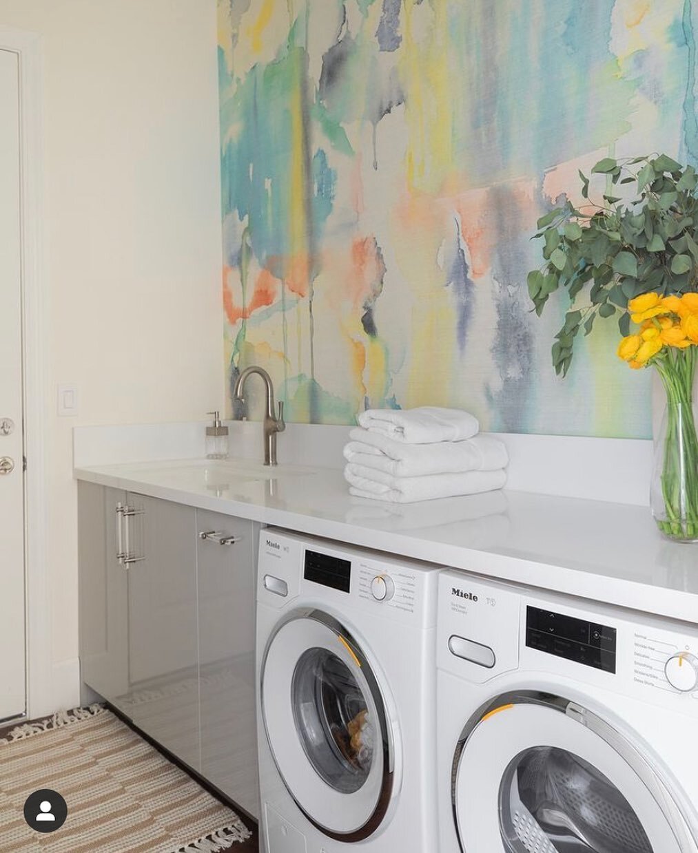 Still obsessed with the color and beauty in this laundry room by @designforlivingbyah 
Repost: @designforlivingbyah 
Wallcovering: @phillipjeffriesltd