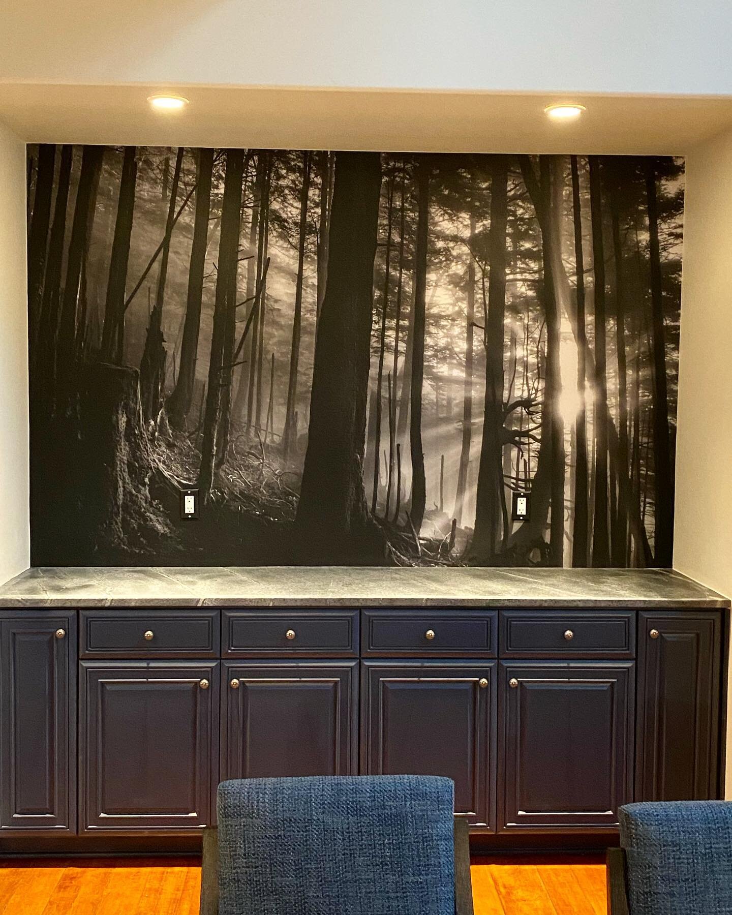 A fabulous dining room focal point designed by @pepperjackinteriors and mural printed by @muralsyourway