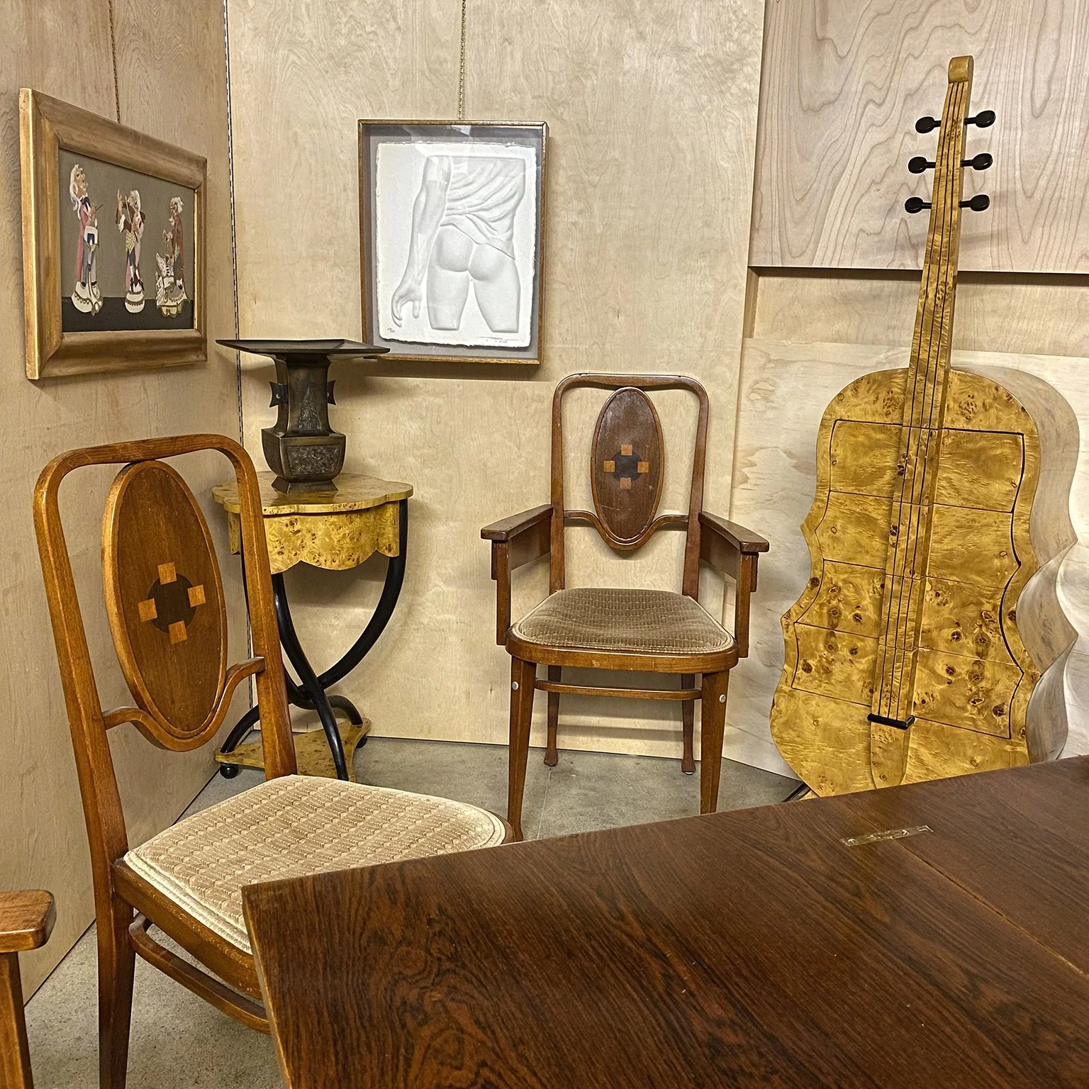 siglo-moderno-december-vintage-vignette-2025-10.jpg
