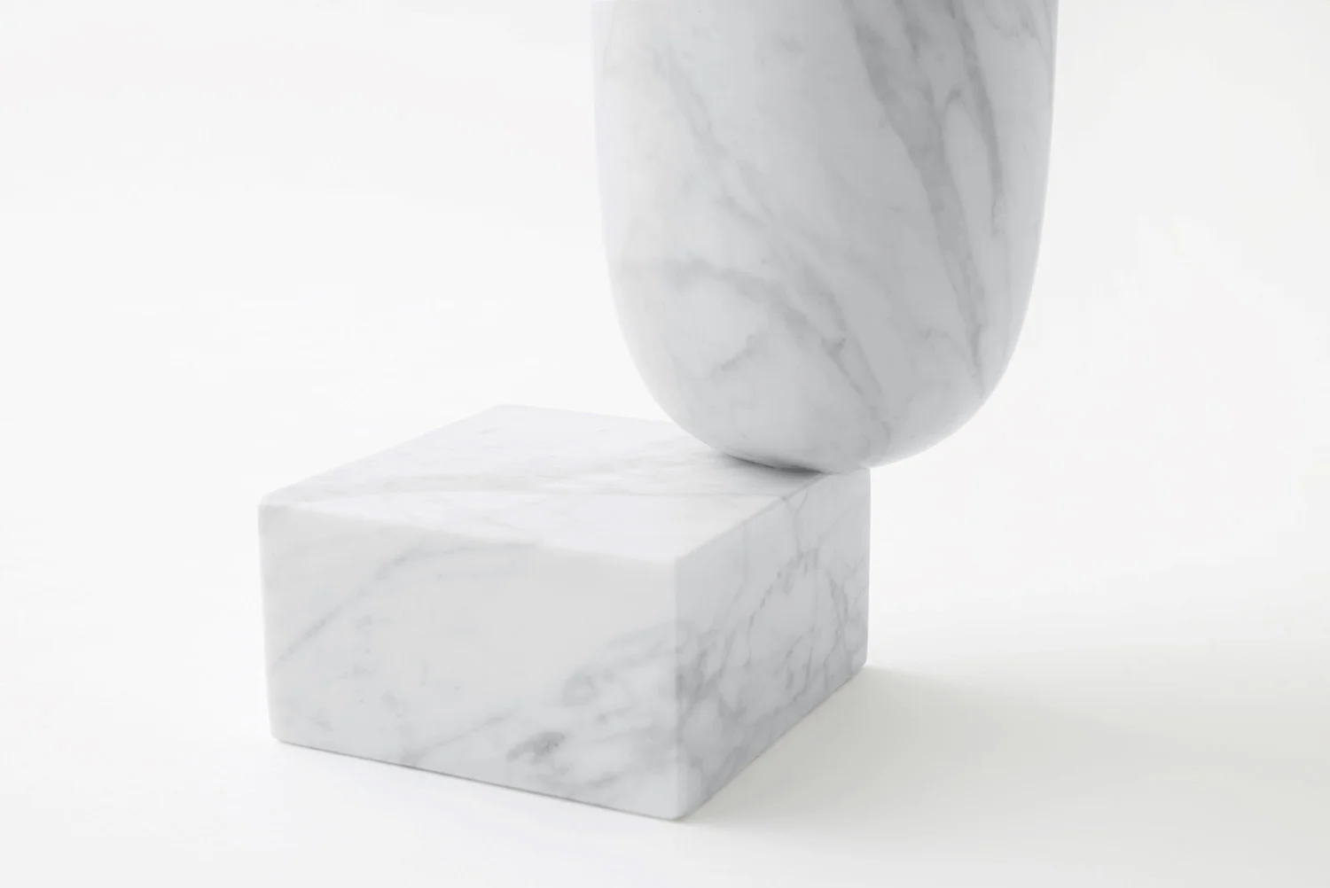 siglo-moderno-under-vase-nendo-white-carrara-8.jpg