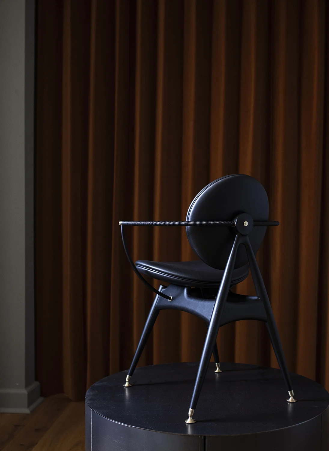 siglo_moderno_CircleDiningChair_OvergaardDyrman_BlackBrass1-3.jpg