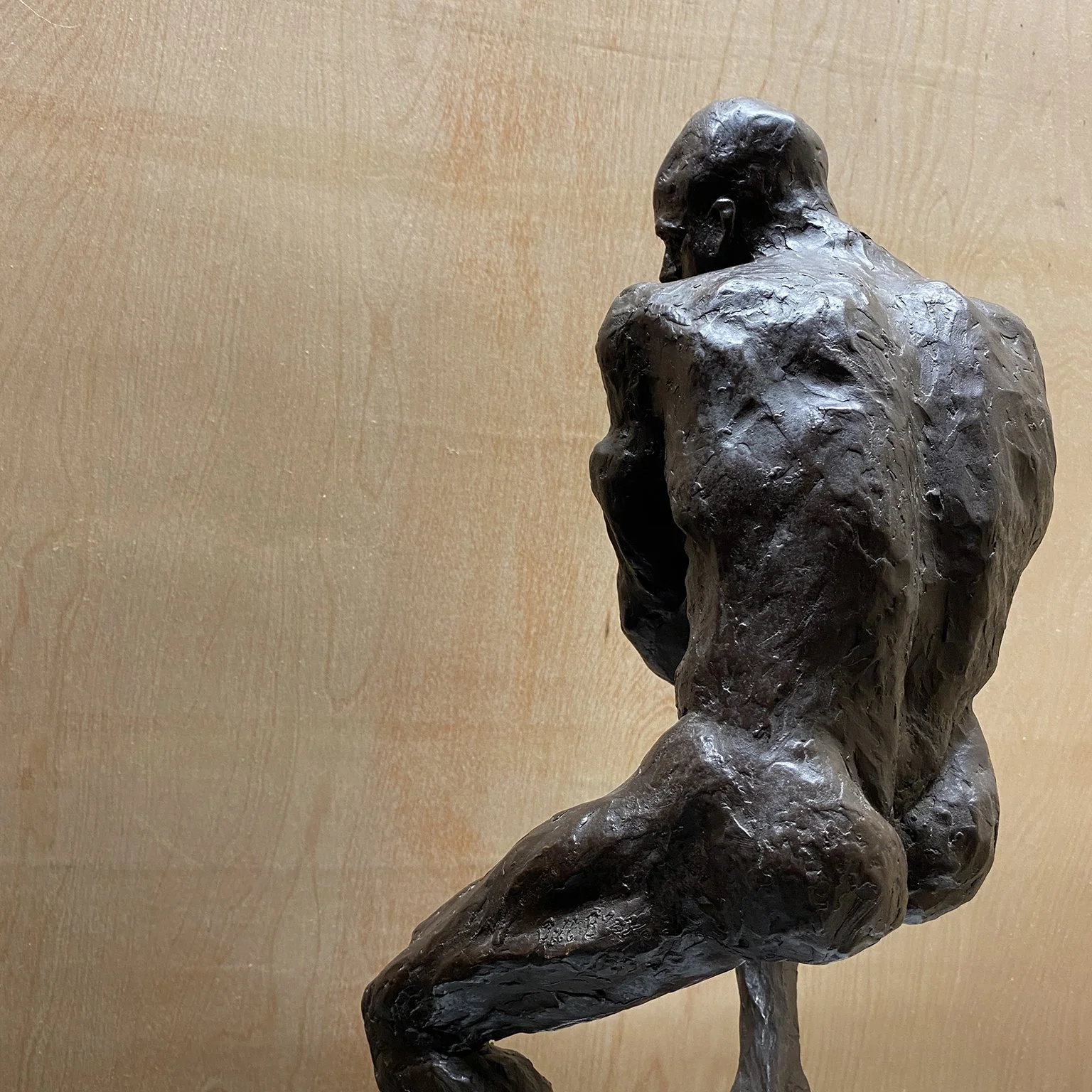 siglo-moderno-bronze-sculpture-figurative-seated-male-24.jpg
