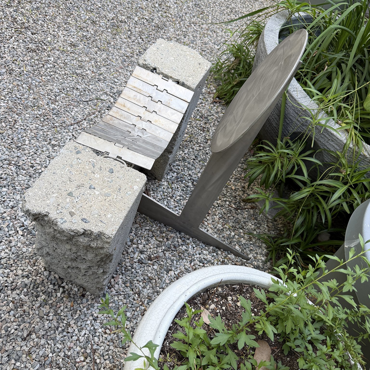 siglo-moderno-modernist-brutalist-concrete-metal-outdoor-sculpture-chairs-4.jpg