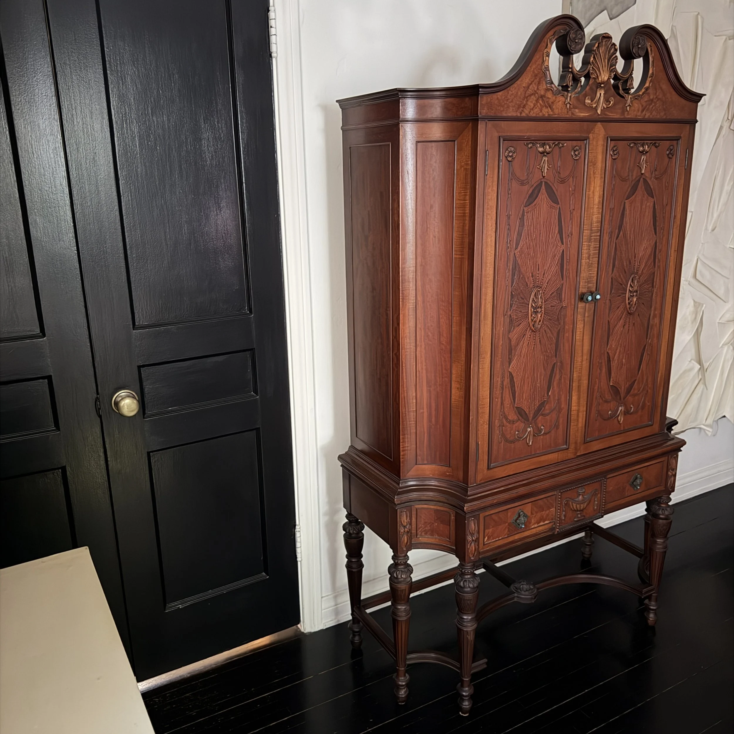 peck-hills-furmiture-american-early-19th-century-cabinet-4.jpg