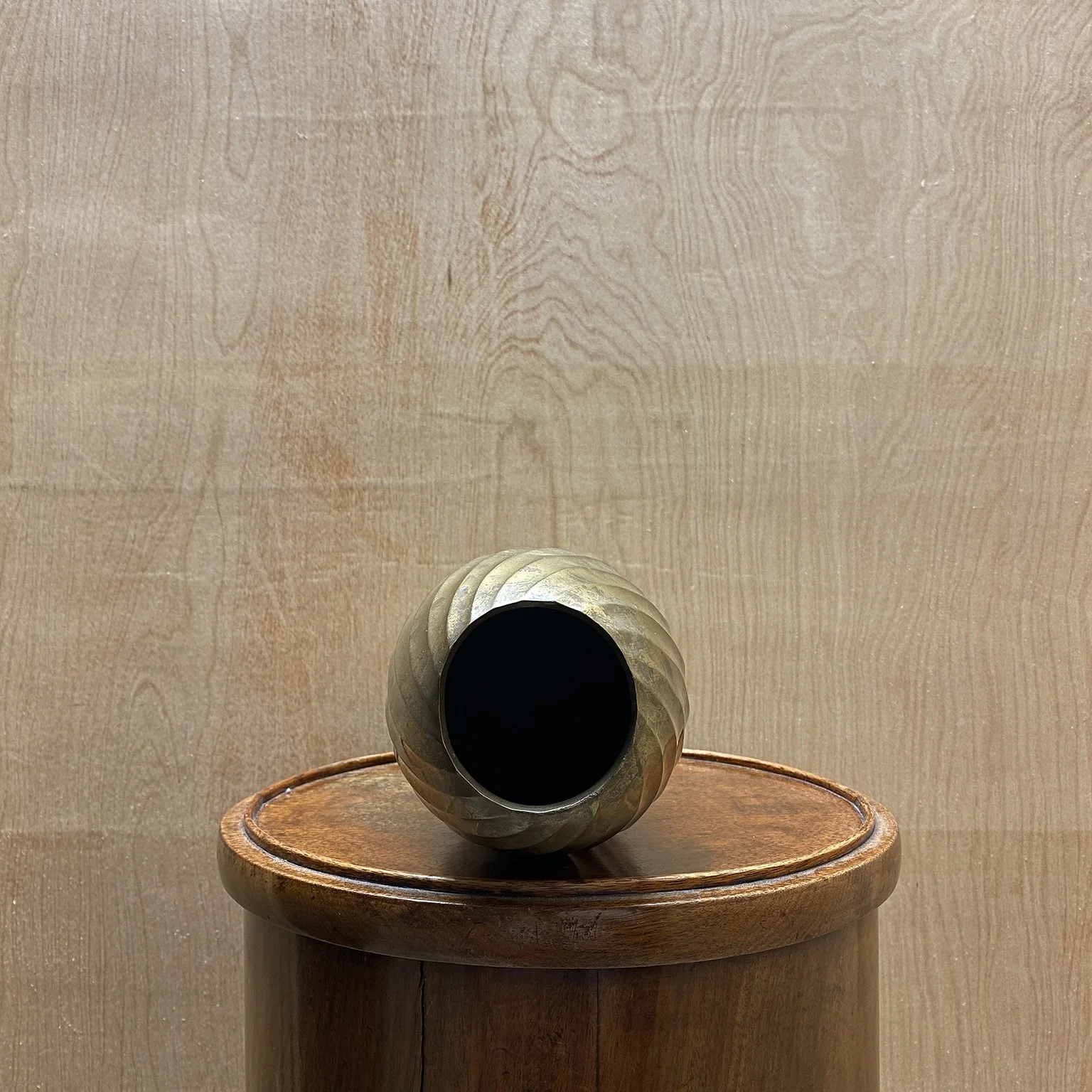 siglo-moderno-1970-vintage-brass-twist-ribbed-vase-vessel-5.jpg