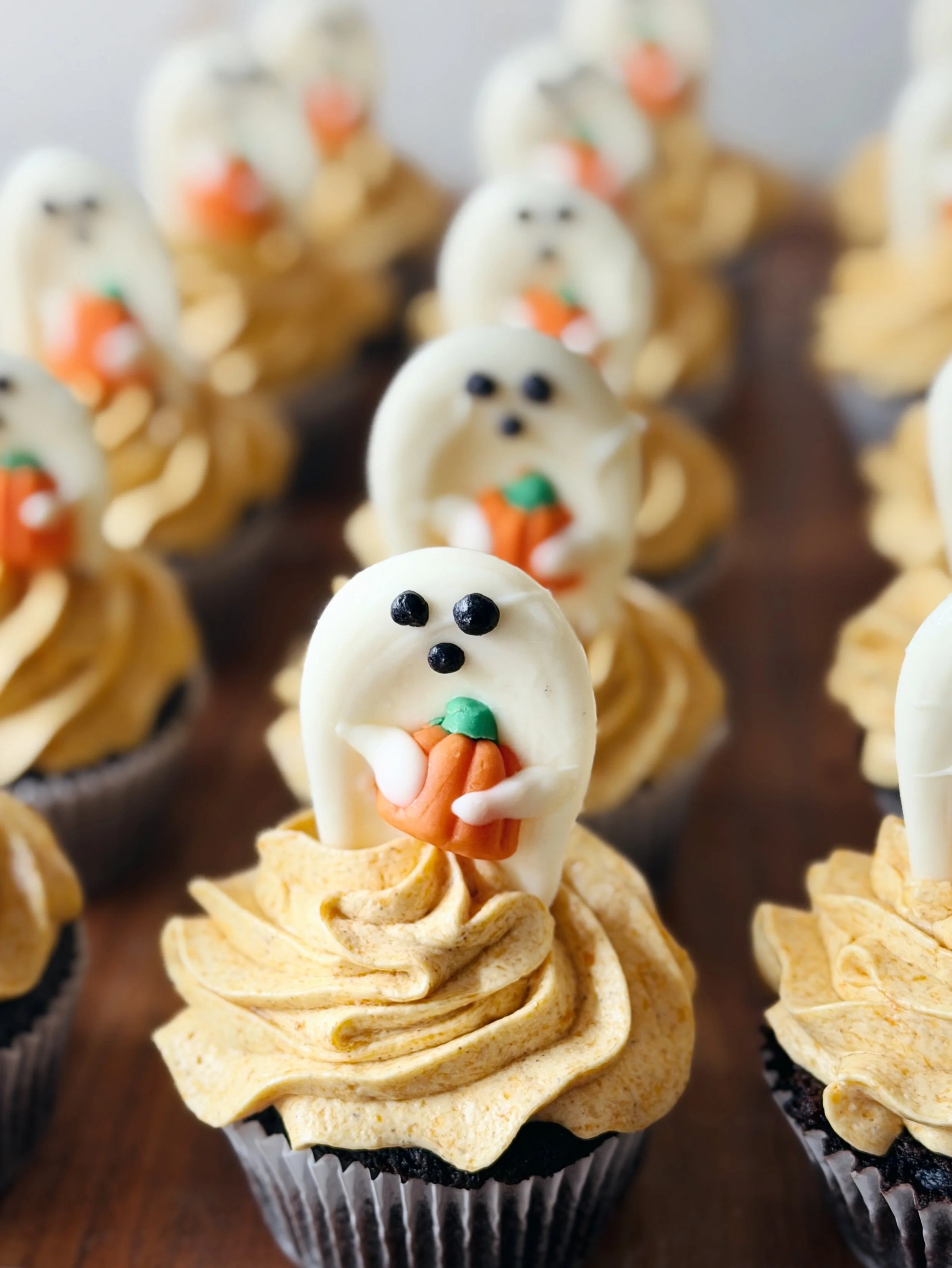 A little Halloween magic in the case! 🎃✨

👻 Pumpkin Ghosts~ Chocolate cupcakes filled with ganache and topped with pumpkin buttercream.
🕷️ Chocolate Spiders~ Chocolate cupcakes filled with ganache and topped with cookies &amp; cream buttercream.