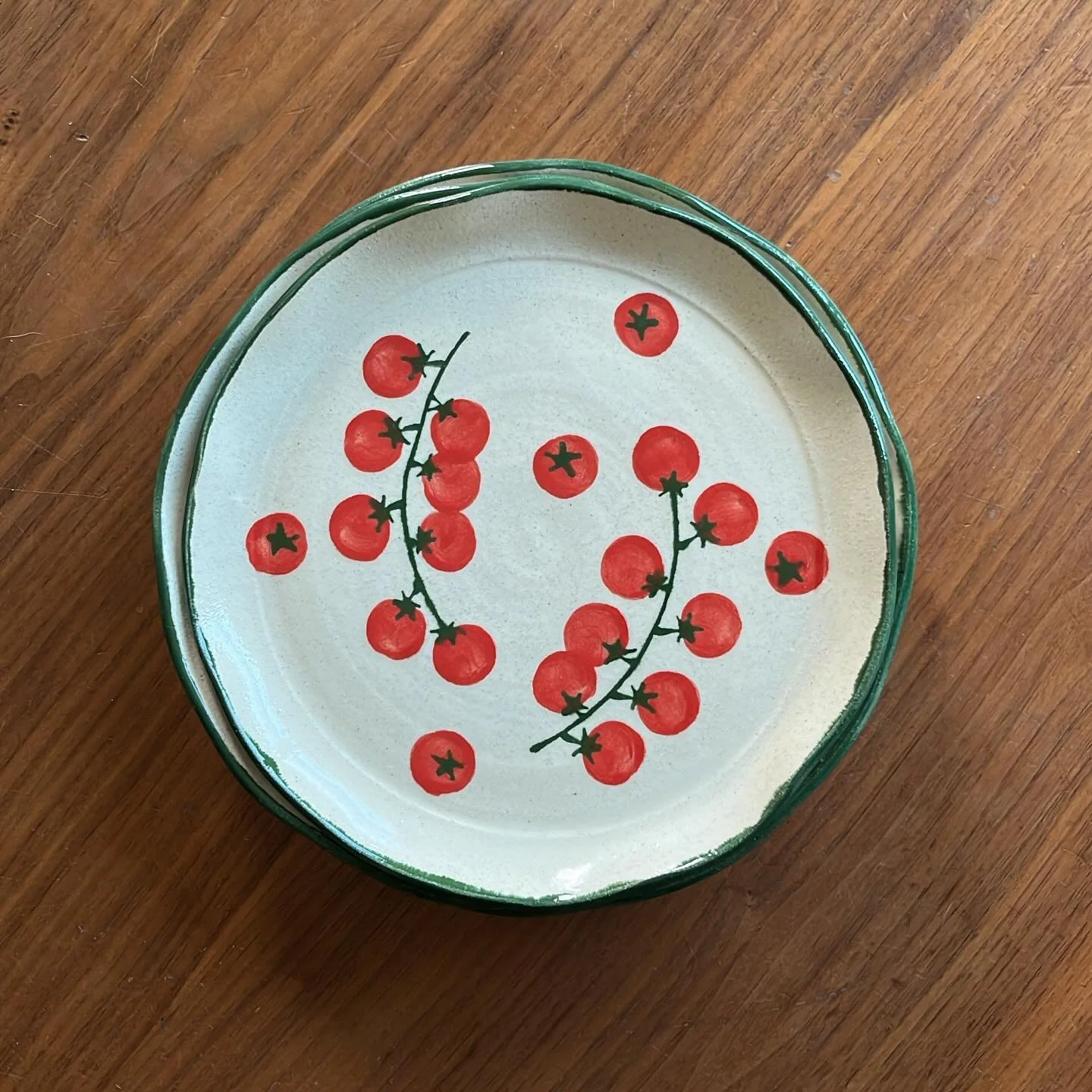 The Cherry Tomato Plate! 🍅I started painting the tomatoes with paintbrush again and I&rsquo;m loving the way it looks as if light shines on the tomatoes, more realistic. 👌🏻