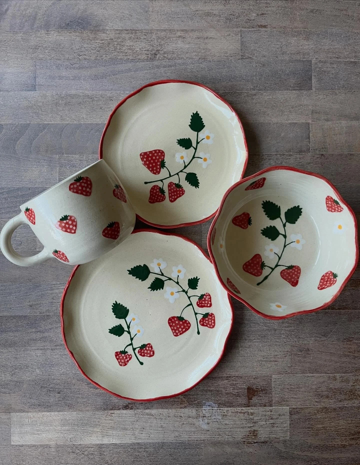 Strawberry season is coming soon! Now we have a matching salad bowl for the collection. 🍓