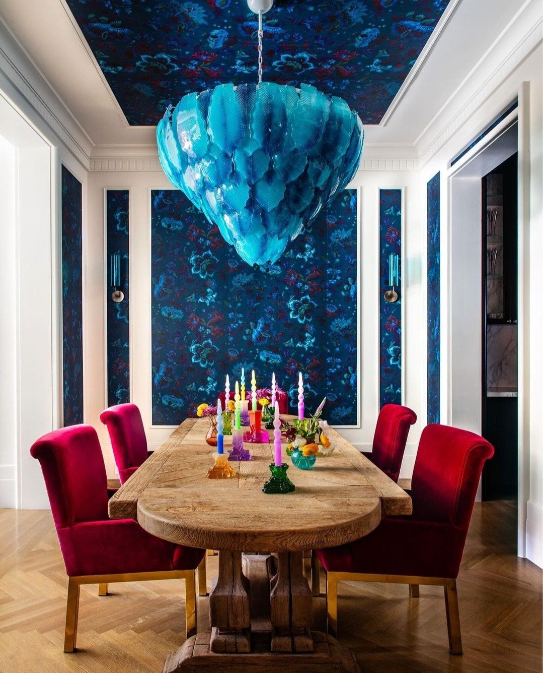 This blue chandelier really sets the tone of this dining room. (Design by @sashabikoff, photo by @nickjohnsoninteriors) #thecravecollective #interiordesign #design #interiors123 #home