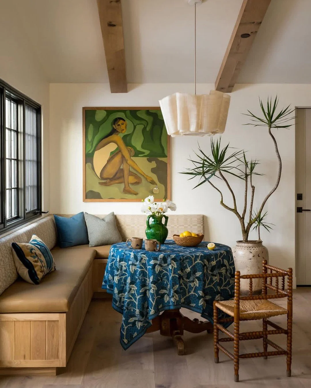 You know I love a breakfast nook and this one is just so perfect. (Design by @anaberdesign, photo by @charlotteleaphotography)  #thecravecollective #interiordesign #design #breakfastnook #interiors123
