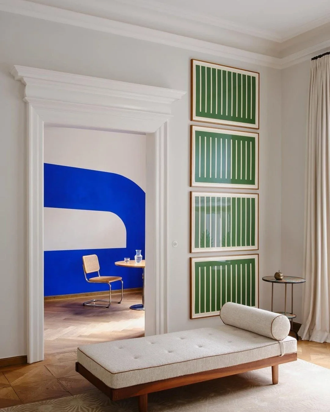 This chic blue wall is giving me all the feels. 
💙💙💙 (Design by @fuessingerundwolff, photo by @eliashassos)  #thecravecollective #interiordesign #design #livingroom #interiors123