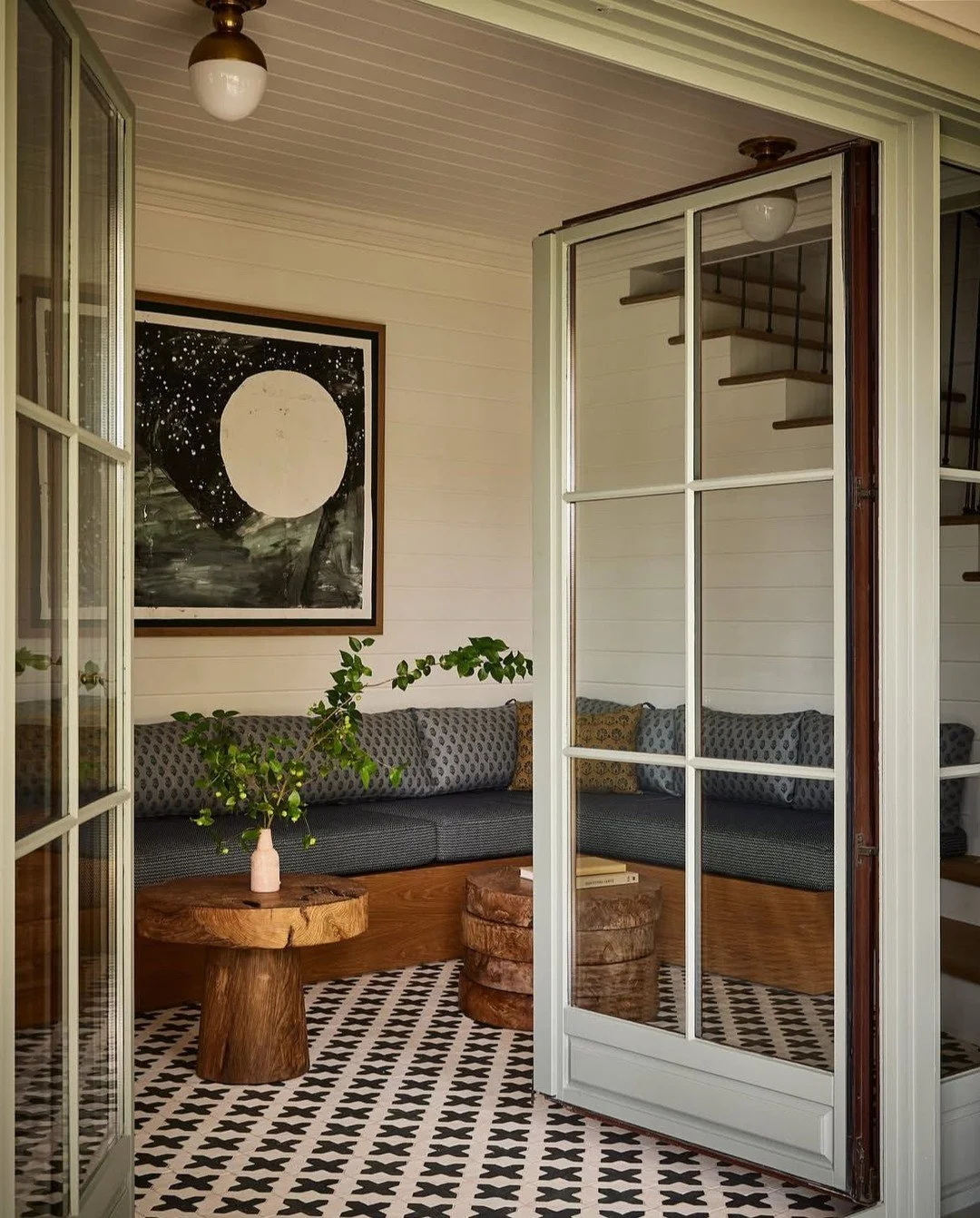 A super chic pool house. (Design by @lauren_nelson_design, photo by @katesjordan)  #thecravecollective #interiordesign #design #poolhouse #interiors123