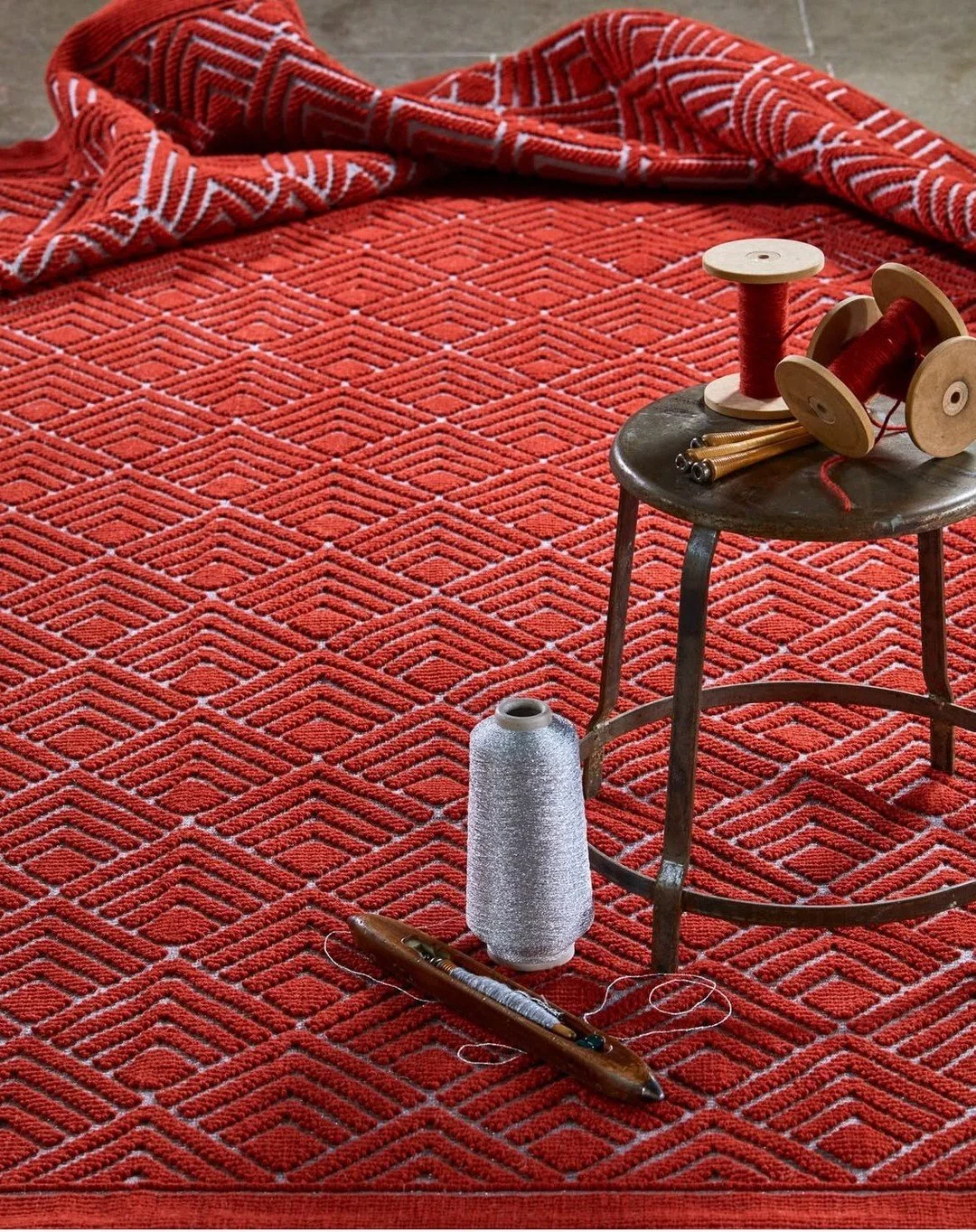 Make a statement with the stunning Tribeca rug from @lamanufacturecogolinofficiel&rsquo;s Jazz Age collection.  #thecravecollective #rugs #bespokerugs #handmade #luxury