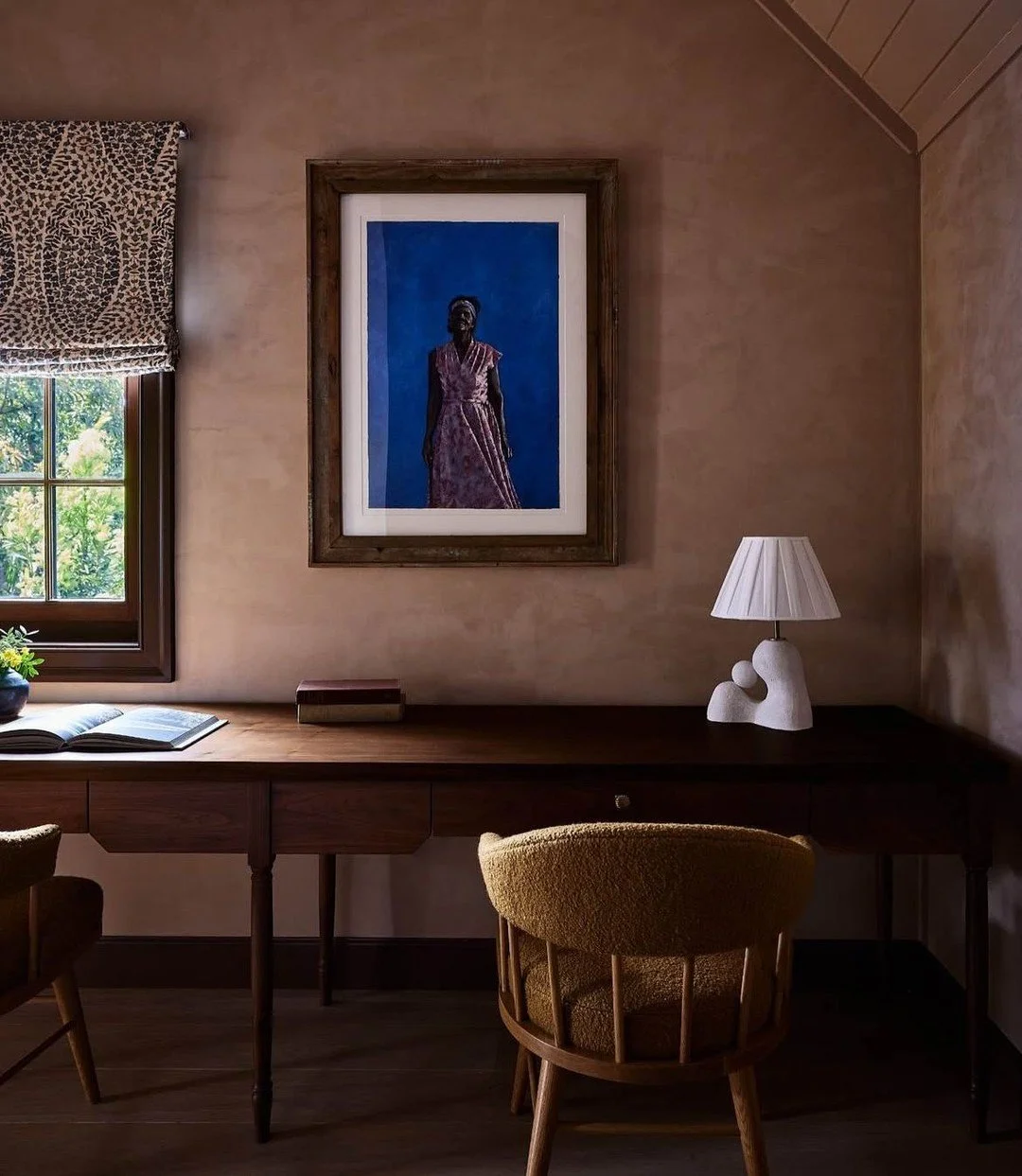 A calm and relaxing office vibe. (Design by @lauren_nelson_design, photo by @katesjordan)  #thecravecollective #interiordesign #design #homeoffice #interiors123