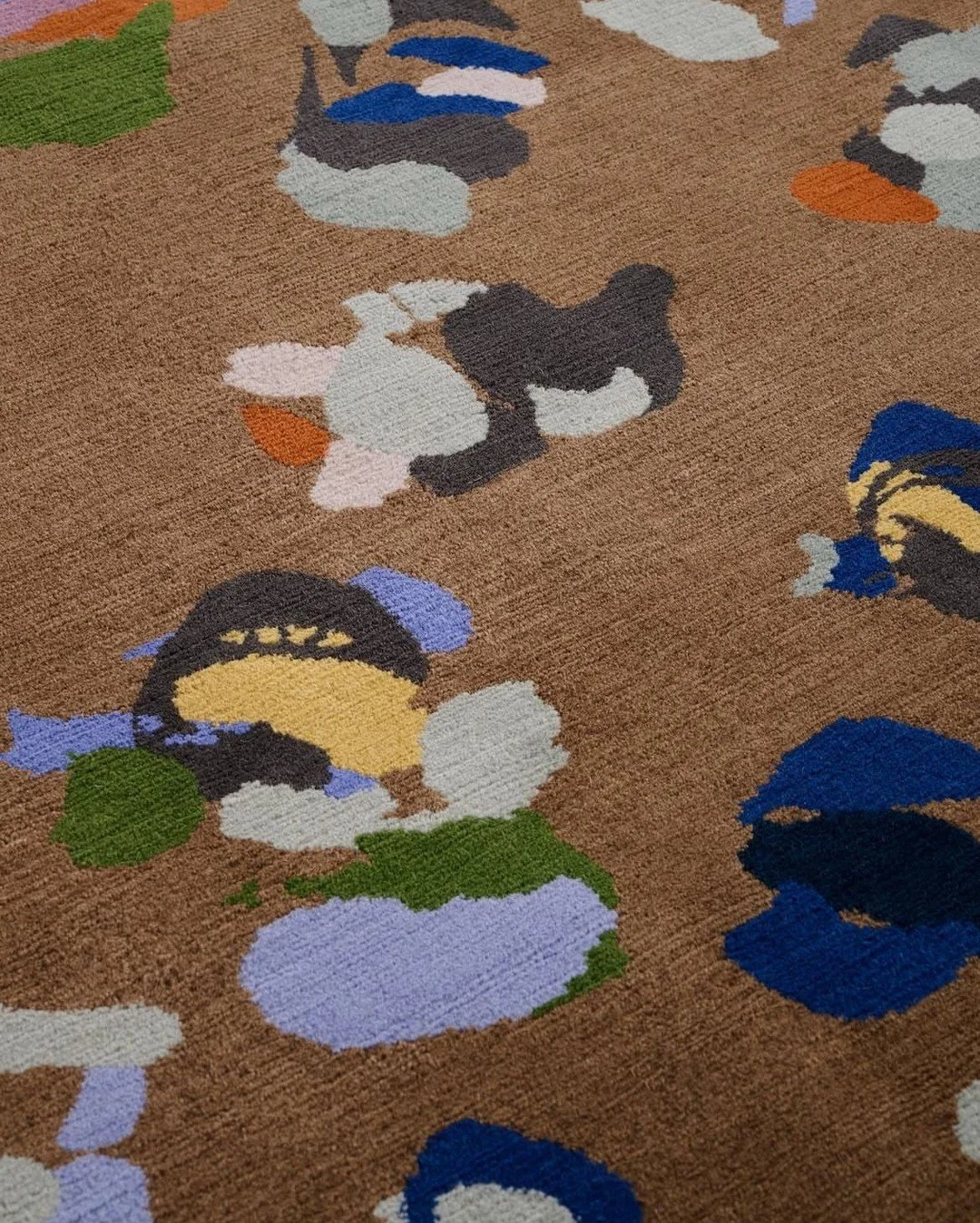 One of the two new additions to Christian B&eacute;rard's Idylle collection from @lamanufacturecogolinofficiel, inspired by his gouaches. This lyrical and poetic design reflects the elegance of the artist's touch. Hand-knotted in Nepal, M&eacute;lop&