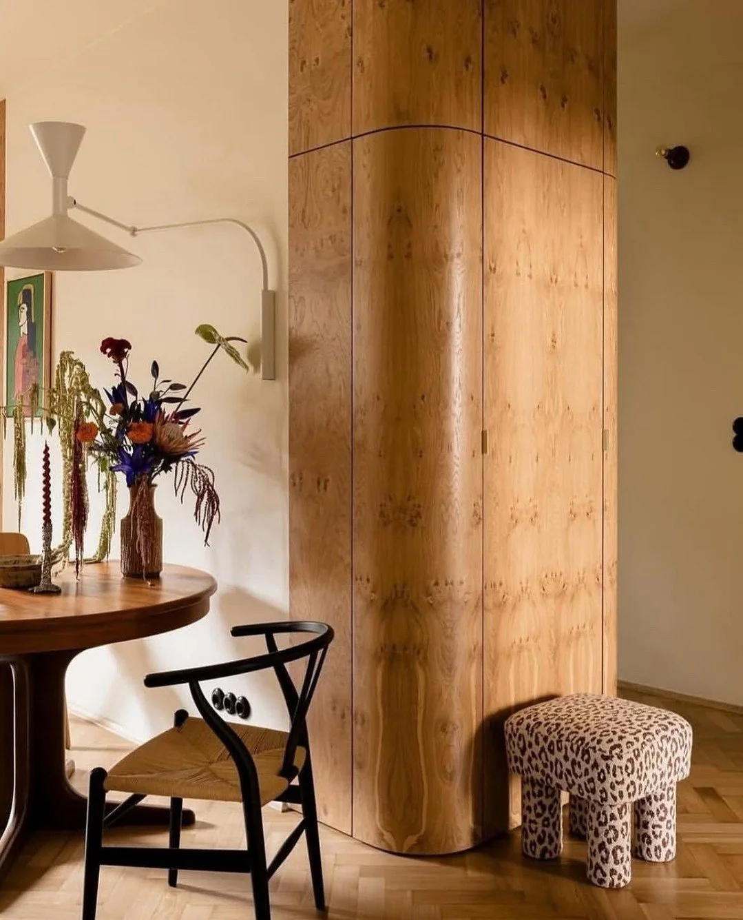 This curved cabinetry is so chic! (Design by @mistovia)  #thecravecollective #interiordesign #design #diningroom #interiors123