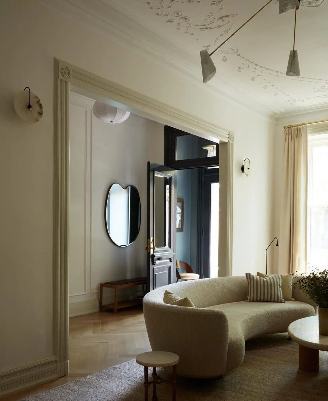 A timeless entryway. (Design by @jpatryceandco, photo by @timlenzphoto)  #thecravecollective #interiordesign #design #livingroom #interiors123