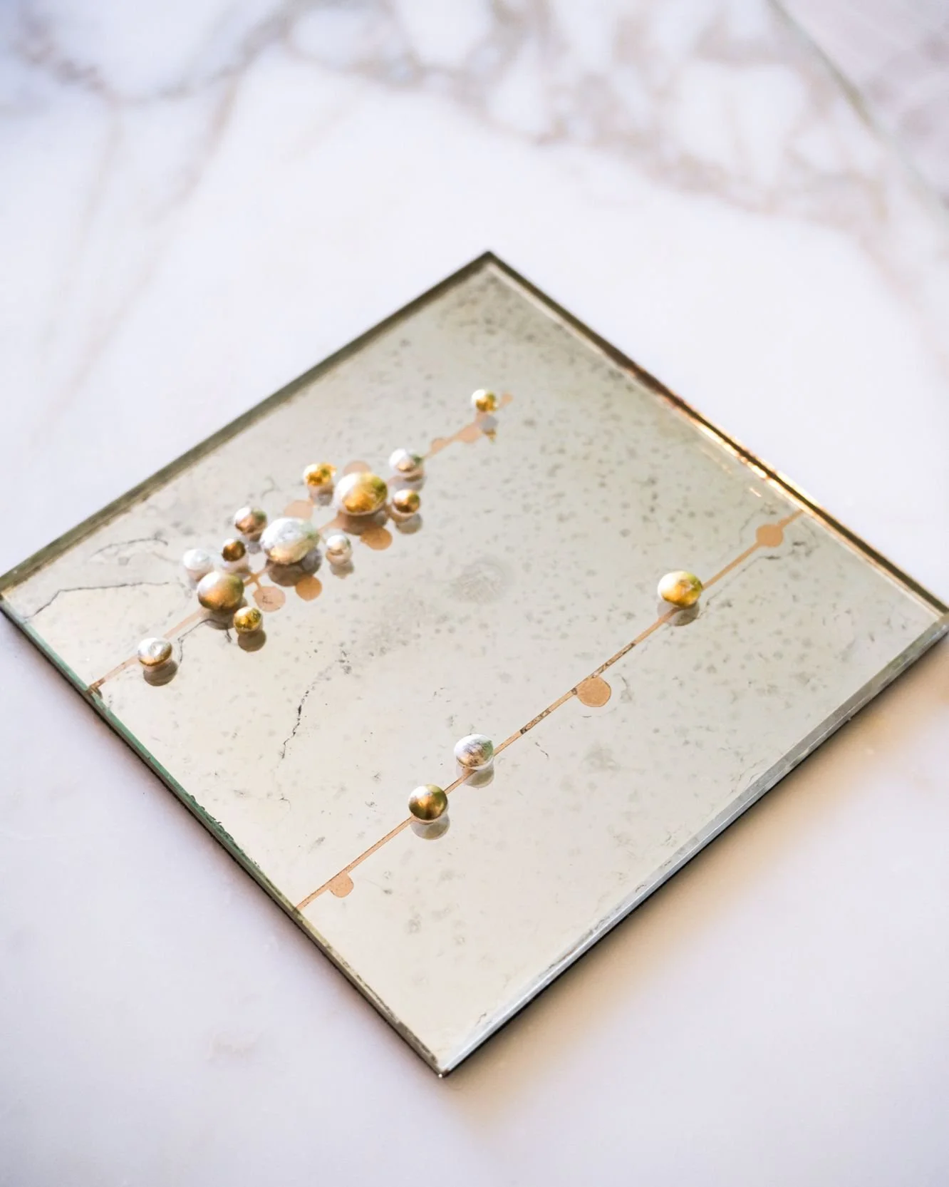 A simply perfection from @mjatelier&rsquo;s Verre Eglomise collection.  #thecravecollective #wallpaper #handmade #oneofakind #madeinusa