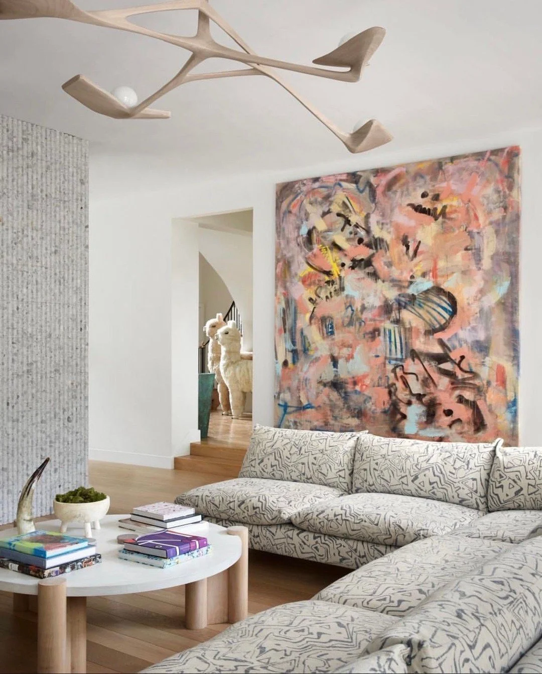 A playful pattern mixed with this stunning large-scale artwork is just perfection. (Design by @widellboschetti, artwork by @angelasimeoneartistnashville)  #thecravecollective #interiordesign #design #livingroom #interiors123