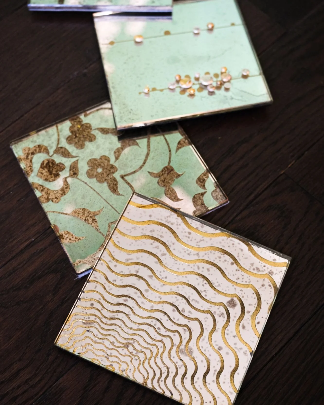 The Verre Eglomise collection from @mjatelier is just spectacular. Such gorgeous details, always taking my breath away&hellip;DM me for samples.  #thecravecollective #wallpaper #handmade #oneofakind #madeinusa