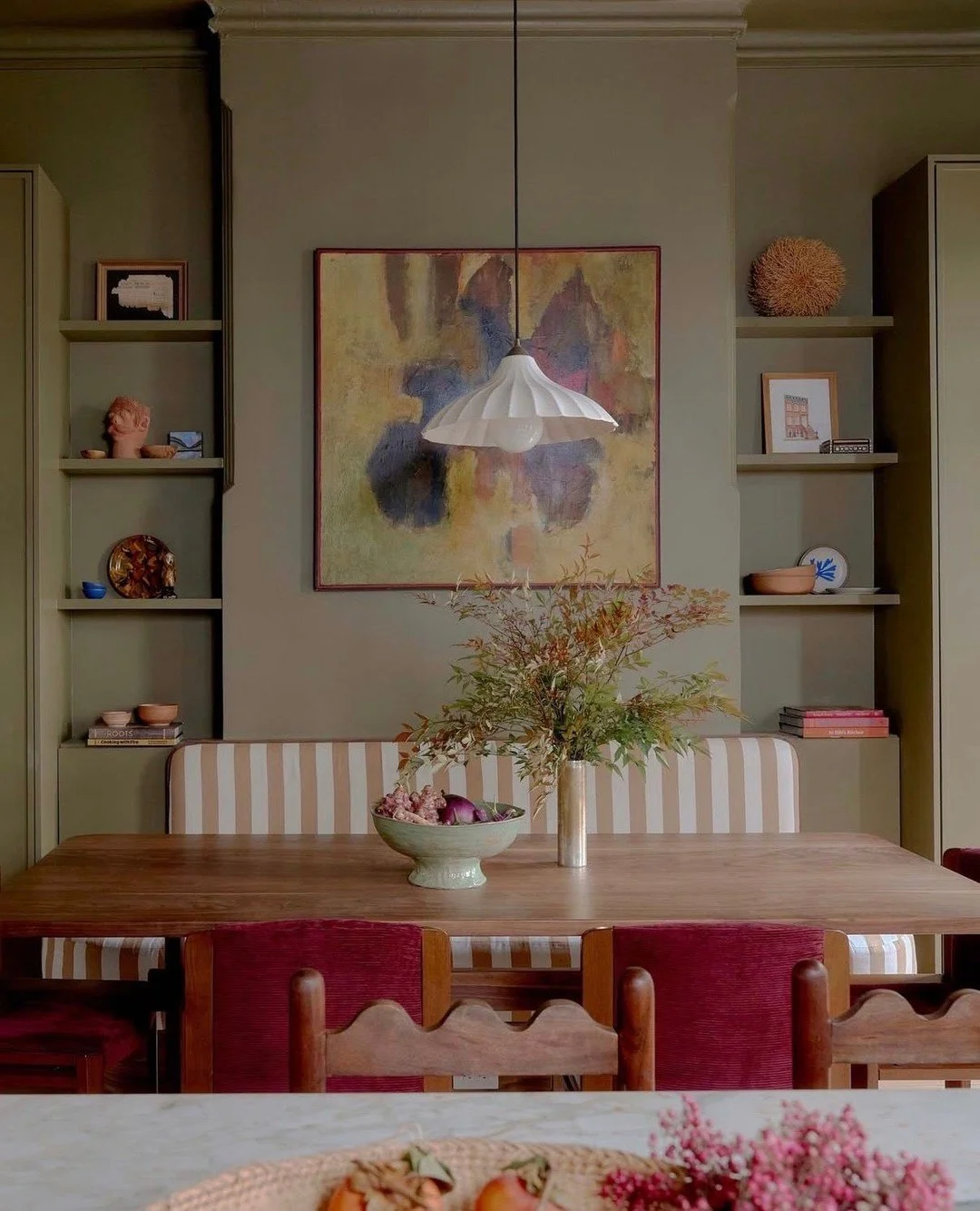 Colors and styling are so on point here! (Design by @brownstoneboys, styling by @elaina_sullivan, photo by @bellemorizo)  #thecravecollective #interiordesign #design #livingroom #interiors123